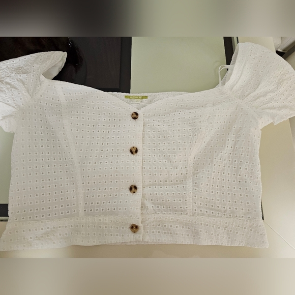SOLD.Gianni Bini Eyelet Paloma Crop Off The Shoulder Top. Size XL. - Picture 2 of 10